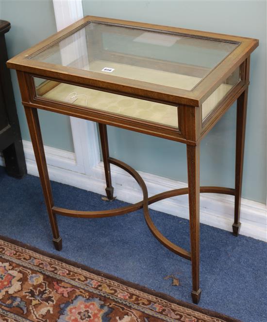 An Edwardian inlaid mahogany bijouterie table W.62cm